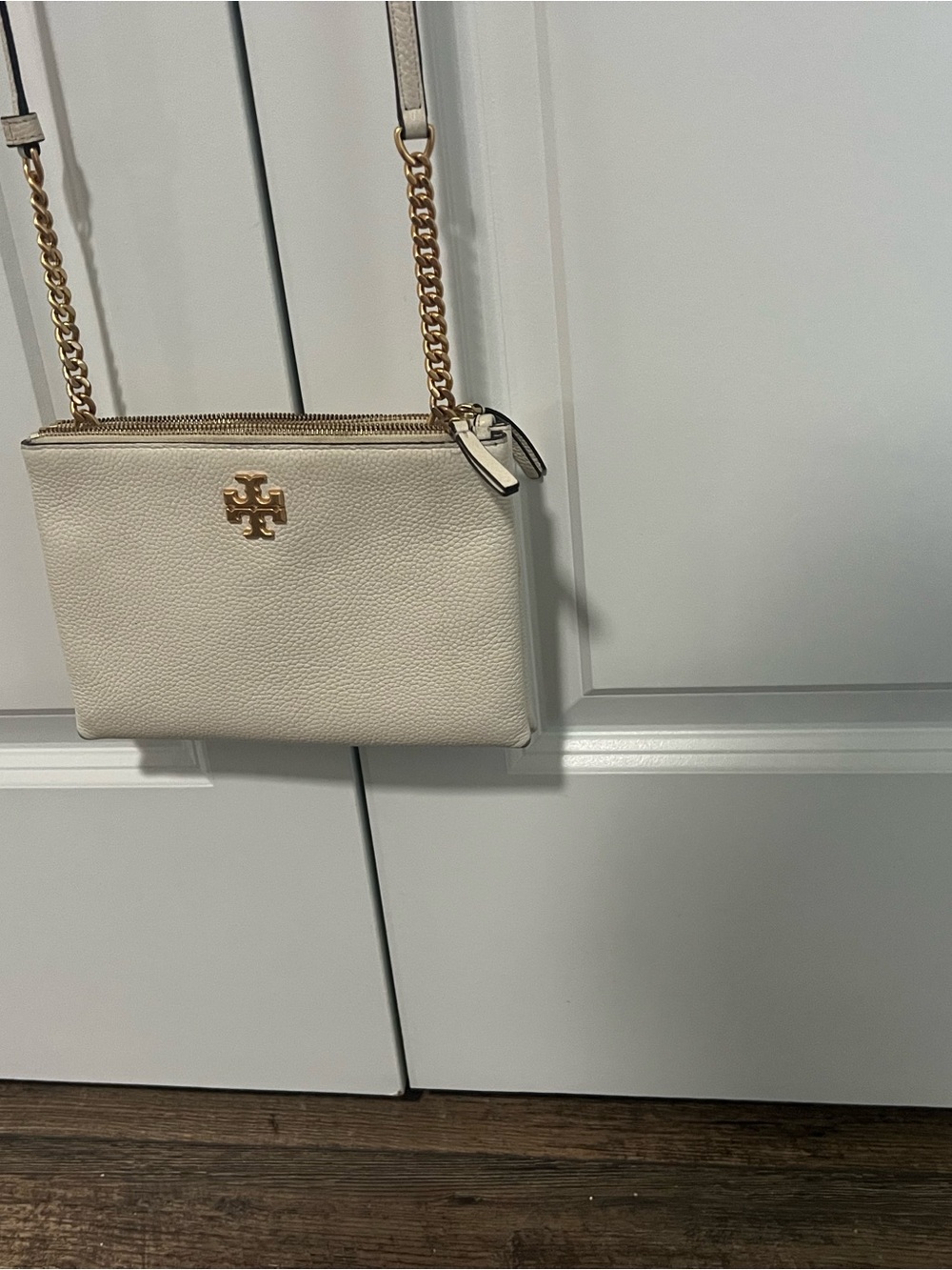 Tory Burch Cream Pebbled Leather Crossbody with Gold Hardware - Picture 2 of 15
